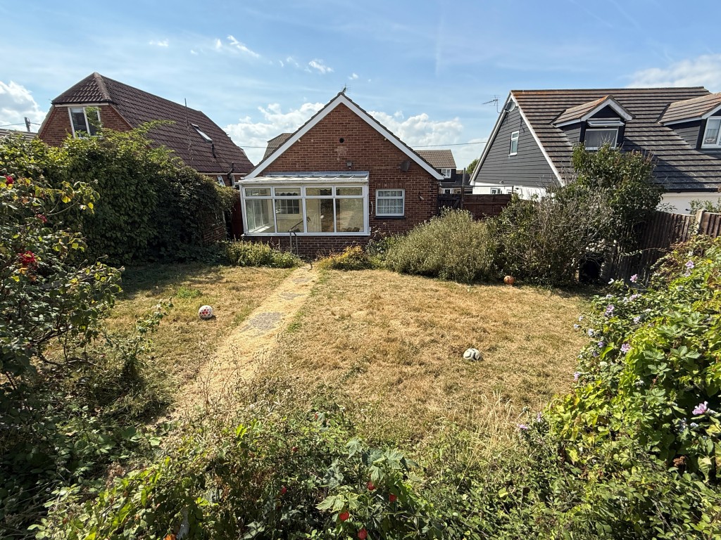 Lot: 99 - DETACHED BUNGALOW FOR REFURBISHMENT AND REPAIR - Garden to rear